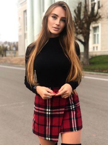 Элеонора Аппетитная Брюнетка